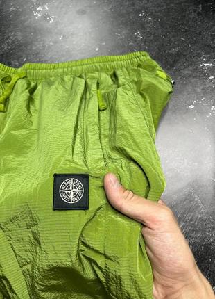 Зелені нейлонові штани стон айленд2 фото