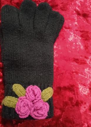 В'язані рукавички з модними трояндами2 фото