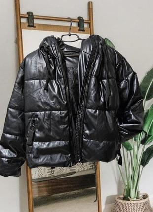 Короткая объемная куртка из эко кожи shein черная4 фото