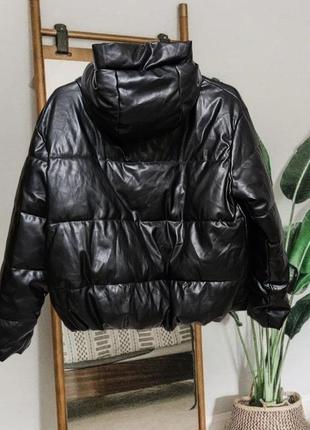 Короткая объемная куртка из эко кожи shein черная5 фото