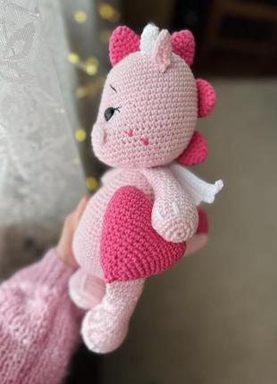 Іграшка дракончик рожевий ручної роботи вʼзяний гачком символ 2024 року подарунок на виписку дитині2 фото