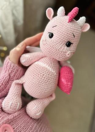 Іграшка дракончик рожевий ручної роботи вʼзяний гачком символ 2024 року подарунок на виписку дитині4 фото