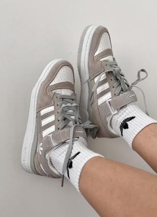 Шикарные женские кроссовки adidas forum light grey suede серые