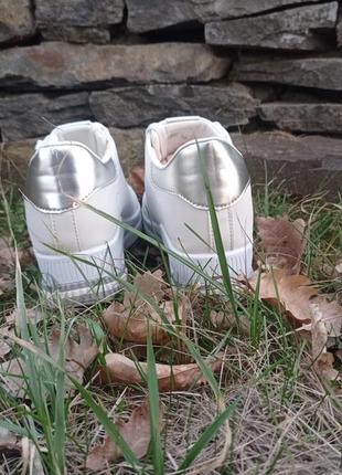 Жіночі білосніжні кросівки3 фото