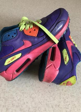 Яркие брендовые кроссовки nike
