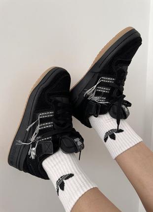 Круті жіночі кросівки adidas forum black white threads чорні з білими нитками