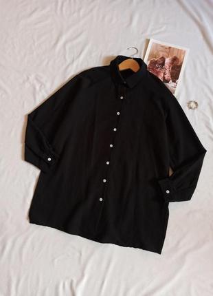 Черная удлиненная оверсайз рубашка с разрезами сбоку