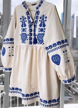Жіноча сукня вишиванка кортка біла вишивка синя довгі рукави1 фото