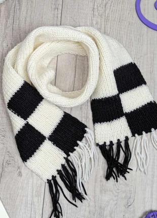 Детский шарф вязаный зимний с бахромой белый с черными квадратами 104х112 фото