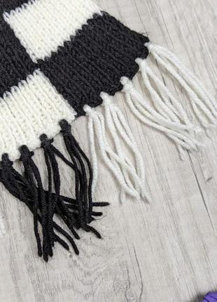 Детский шарф вязаный зимний с бахромой белый с черными квадратами 104х114 фото