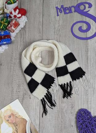 Детский шарф вязаный зимний с бахромой белый с черными квадратами 104х111 фото