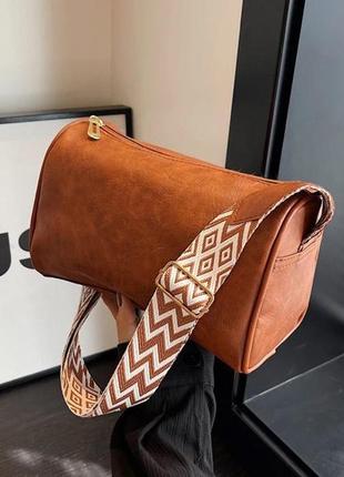 Стильна лаконічна коричнева карамельна жіноча сумка кросбоді через плече екошкіра1 фото