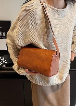 Стильна лаконічна коричнева карамельна жіноча сумка кросбоді через плече екошкіра3 фото