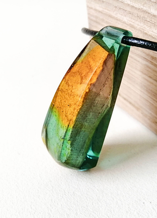 Необычный подарок - зеленый кулон из ювелирной смолы и древесины дуба