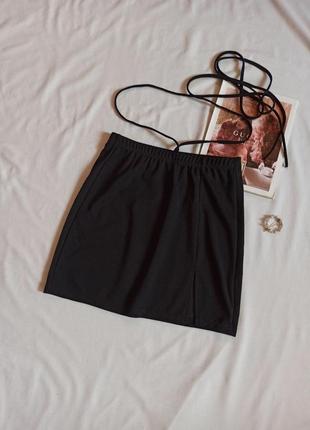 Черная юбка мини с вырезом/разрезом и завязками на талии