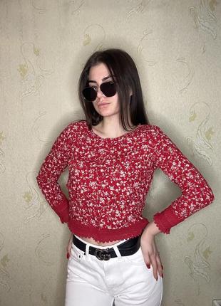Яскравий лонгслів реглан з квітковим принтом bershka