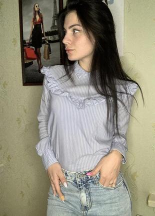 Базова блуза з ґудзиками на спинці bershka