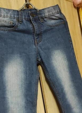 Джинси на весну👖 на 11-12 років
довжина 90 см
полуобхват стегон 43 см
полуобхват талії 35 см