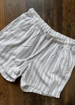 Білі лляні короткі шорти у смужку