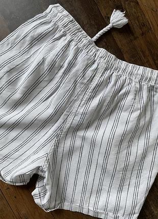 Білі лляні короткі шорти у смужку