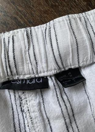 Білі лляні короткі шорти у смужку