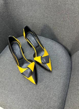 Чорні з жовтим шкіряні туфлі човники на зручному каблуку3 фото