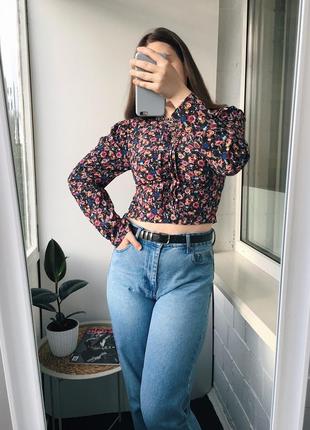Коротка блуза з квітковим малюнком1 фото