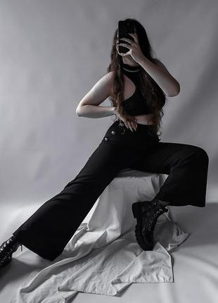 Класичні чорні брюки палаццо з акцентними гудзиками3 фото