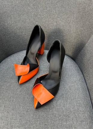 Чорні з оранжевим шкіряні туфлі човники4 фото