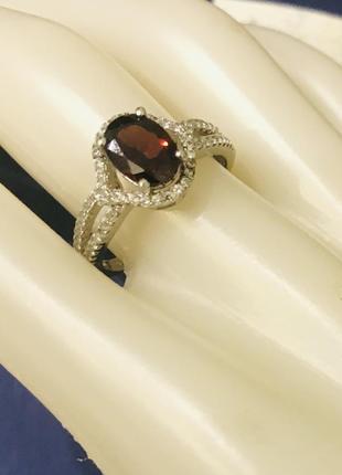 Серебряное кольцо с натуральным гранатом и фианитами от юд “zarina “1 фото