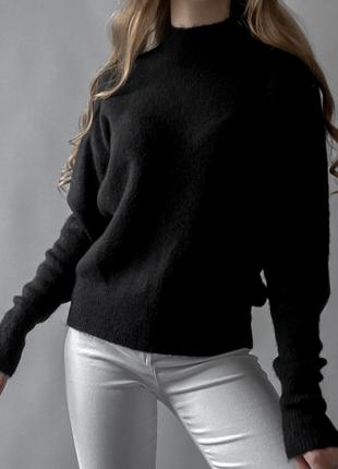 М'який чорний базовий светр