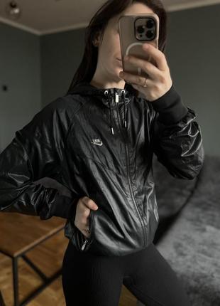 Чорна курточка вітровка nike