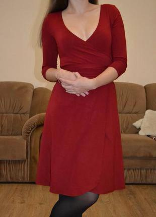 Темно-червоне плаття на запах2 фото