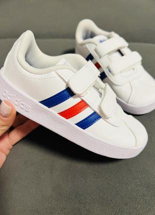 Шкіряні кросівки на липучках adidas