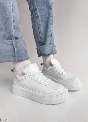 Натуральні шкіряні білі базові кеди - кросівки на високій підошві