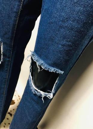 Синие джинсы с вырезами на коленках i saw it first2 фото