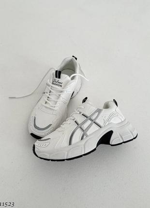 Білі дуже круті кросівки зі сріблястими вставками3 фото