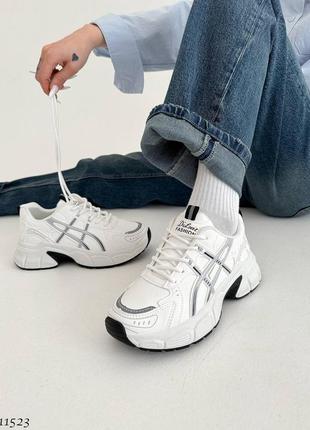 Білі дуже круті кросівки зі сріблястими вставками2 фото