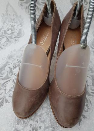 Акуратні шкіряні класичні туфлі з металевими декорами5 фото