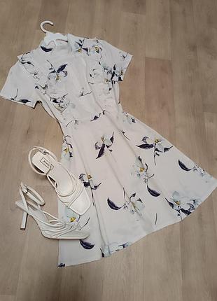 Белое платье в цветочный принт boohoo
