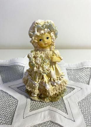 Винтажная фигурка "девочка с цветами" из каменной смолы, 70-80-х гг.