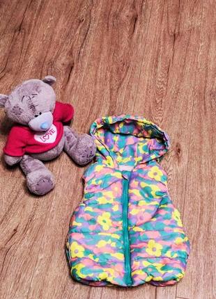 Дитяча жилетка для дівчинки розмір 92-98. в ідеальному стані , має незначний нюанс плямка біля кишеньки при носці не видно .