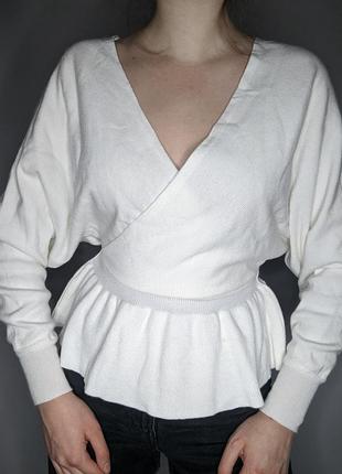 Легкий белый молочный свитер кофта лонгслив с широкими рукавами с баской спущенные плечи2 фото