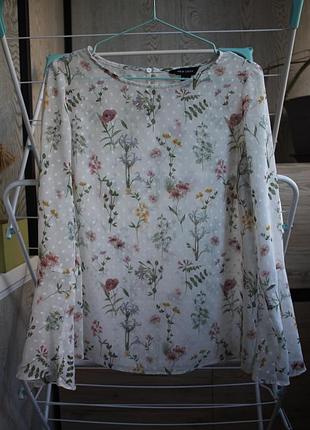 Нежная блуза с цветочным принтом
