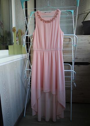 Розовое платье с отделкой стразами
