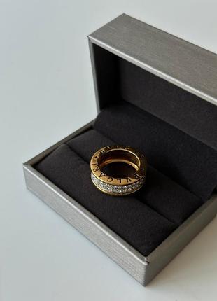 Брендова каблучка в позолоті з цирконами