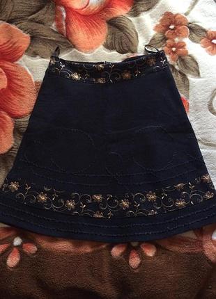 Юбка черная с вышивкой
