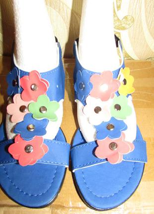 Босоножки синие с цветами