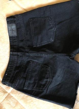 Чорні джинсові шорти з необробленим низом