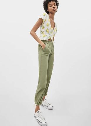 Bershka брюки однотонные хаки casual хлопок